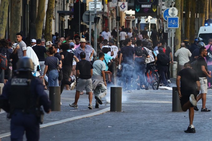 Con phố cảnh sát Pháp không dám tuần tra
